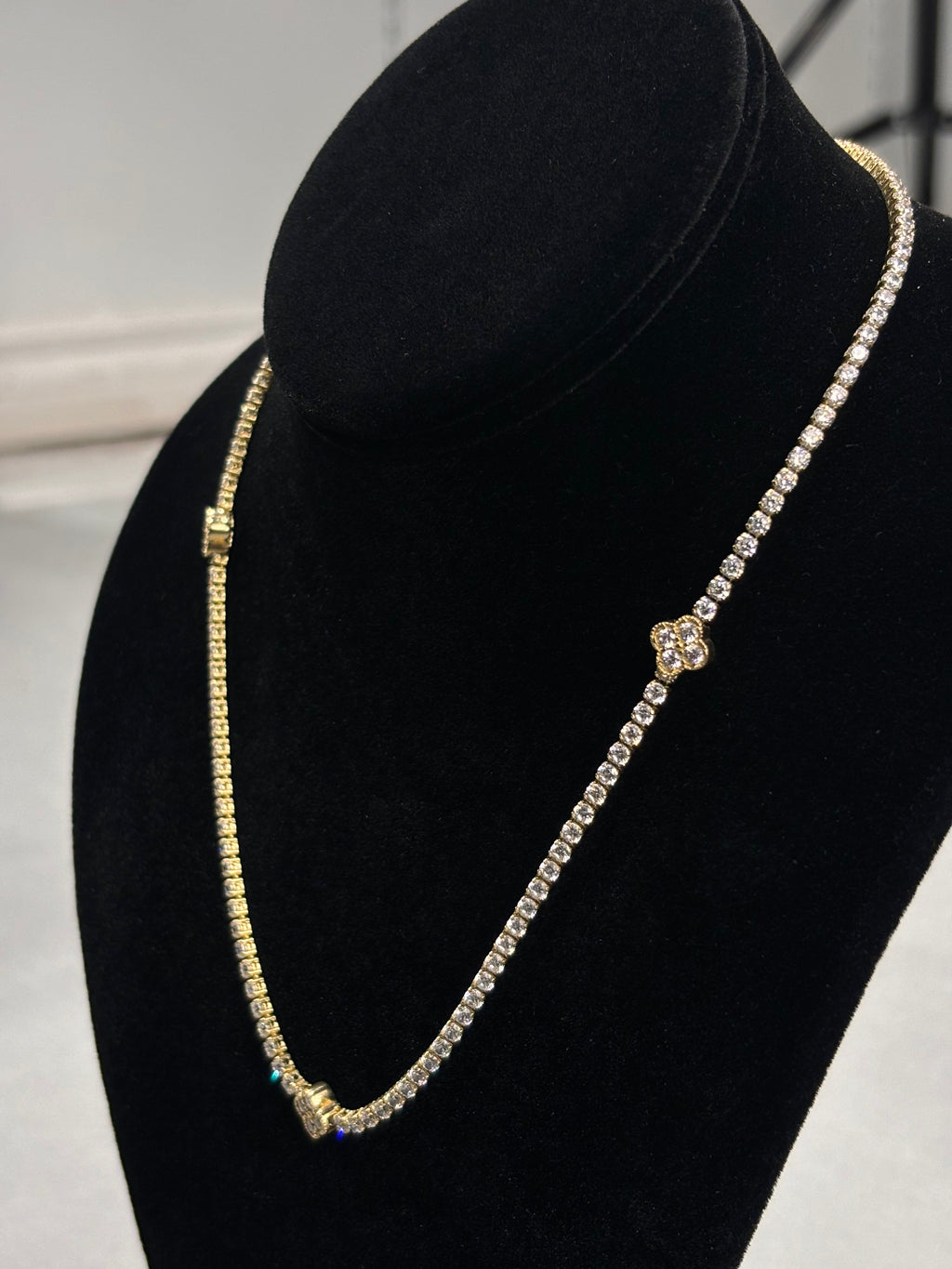 Elegant 14k Gold Floral Accent Tennis Necklace
